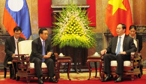 Staatspräsident Tran Dai Quang empfängt den laotischen Vizestaatspräsident  - ảnh 1